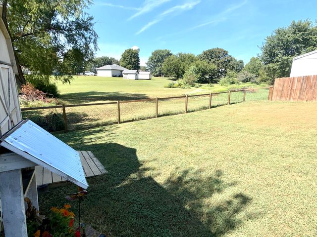 707 S Sunmeadow Drive, Strafford, MO 65757