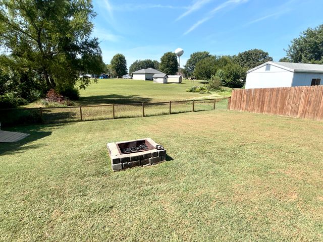 707 S Sunmeadow Drive, Strafford, MO 65757
