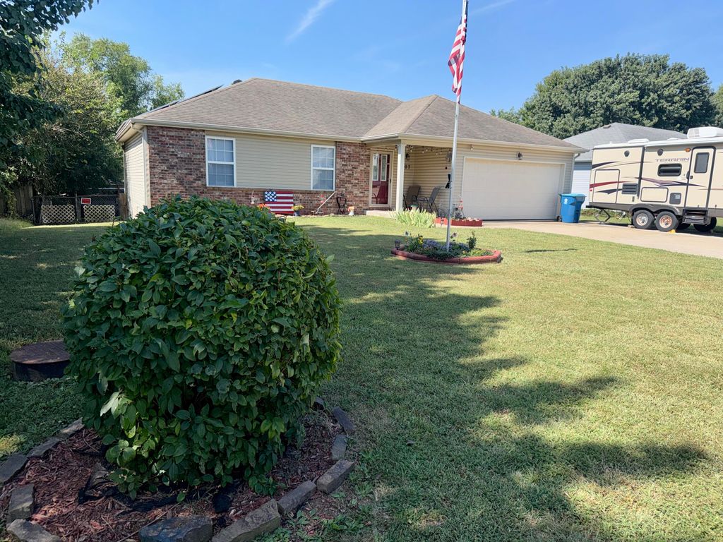 707 S Sunmeadow Drive, Strafford, MO 65757
