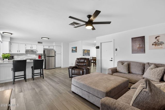 2601 E HOPI Avenue E, Mesa, AZ 85204