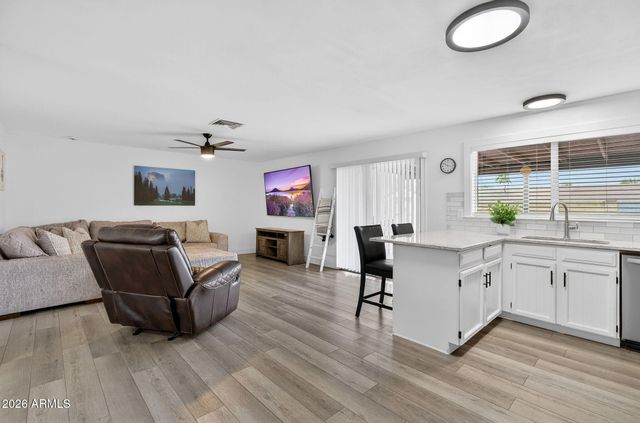 2601 E HOPI Avenue E, Mesa, AZ 85204