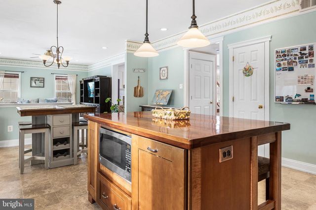 8 LANTERN LN, Woodstown, NJ 08098