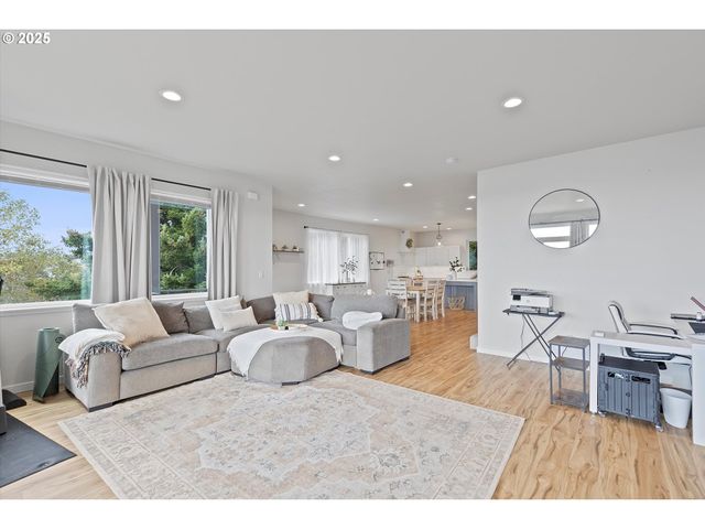 805 Se CRESCENT Pl, Newport, OR 97365