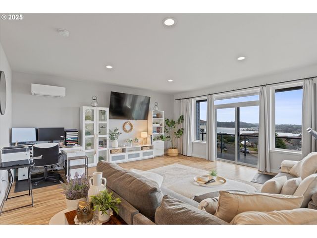 805 Se CRESCENT Pl, Newport, OR 97365