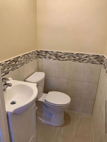 161 Walnut St 1, Newton, MA 02460