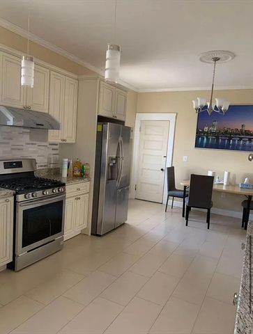 161 Walnut St 1, Newton, MA 02460
