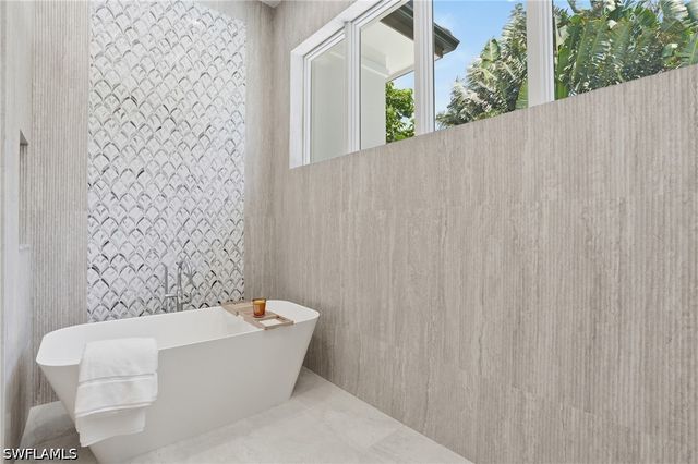 744 Willowhead DR, Naples, FL 34103