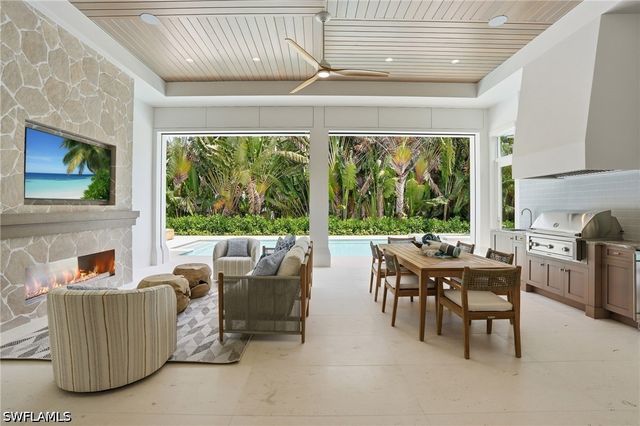 744 Willowhead DR, Naples, FL 34103