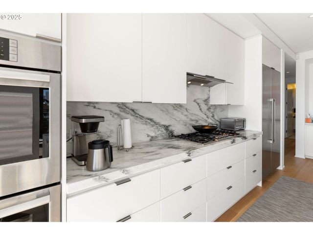 937 Nw GLISAN St 1630, Portland, OR 97209