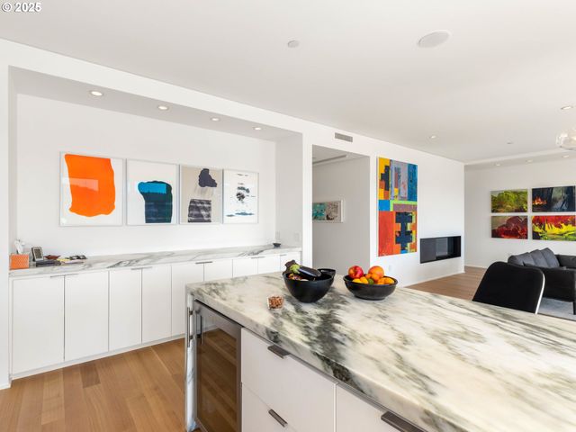 937 Nw GLISAN St 1630, Portland, OR 97209