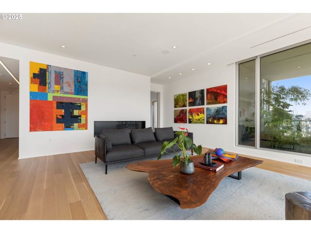 937 Nw GLISAN St 1630, Portland, OR 97209