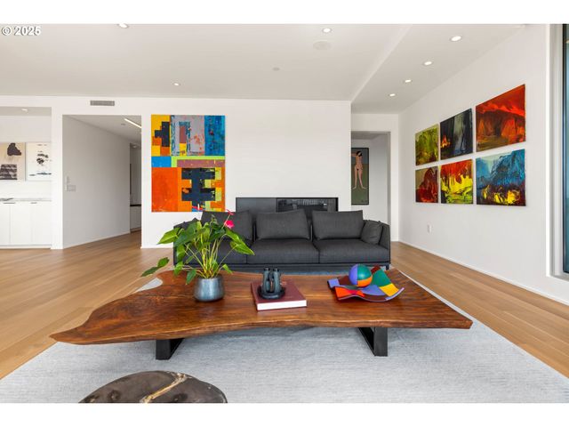 937 Nw GLISAN St 1630, Portland, OR 97209