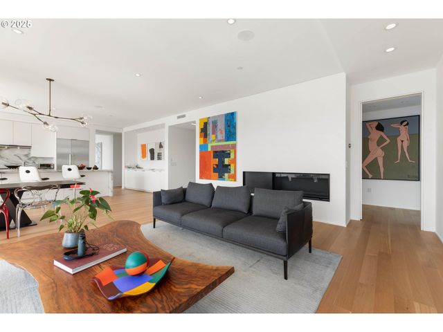 937 Nw GLISAN St 1630, Portland, OR 97209