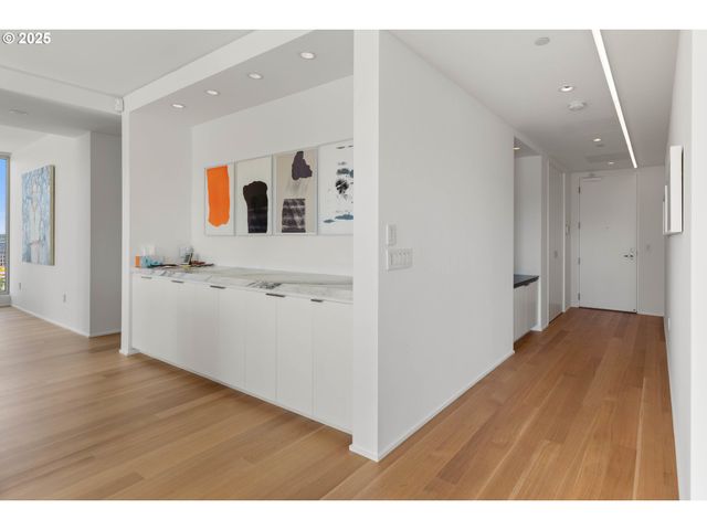 937 Nw GLISAN St 1630, Portland, OR 97209