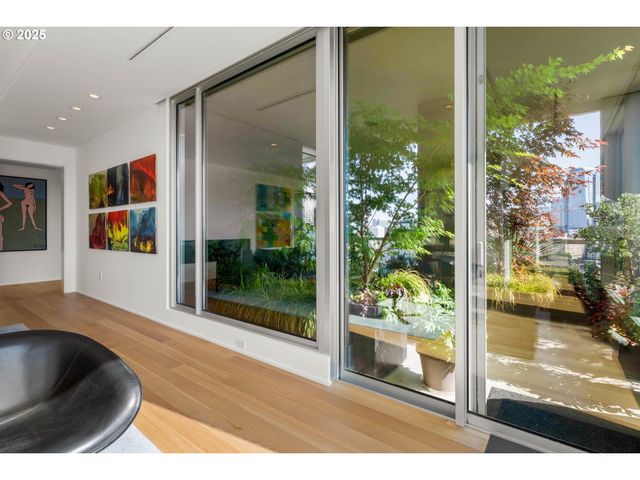 937 Nw GLISAN St 1630, Portland, OR 97209