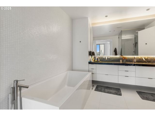 937 Nw GLISAN St 1630, Portland, OR 97209