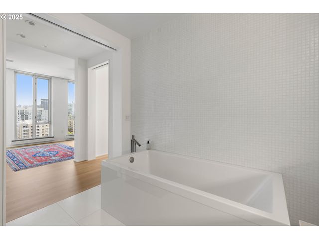 937 Nw GLISAN St 1630, Portland, OR 97209