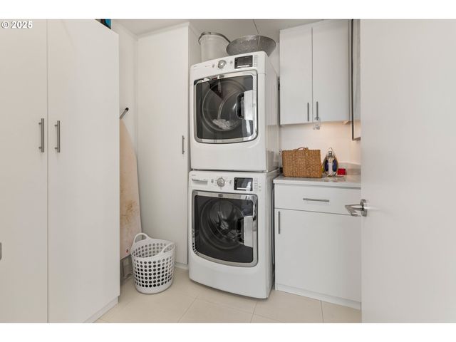 937 Nw GLISAN St 1630, Portland, OR 97209