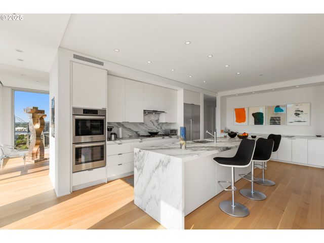 937 Nw GLISAN St 1630, Portland, OR 97209