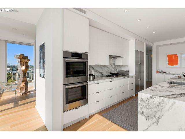 937 Nw GLISAN St 1630, Portland, OR 97209