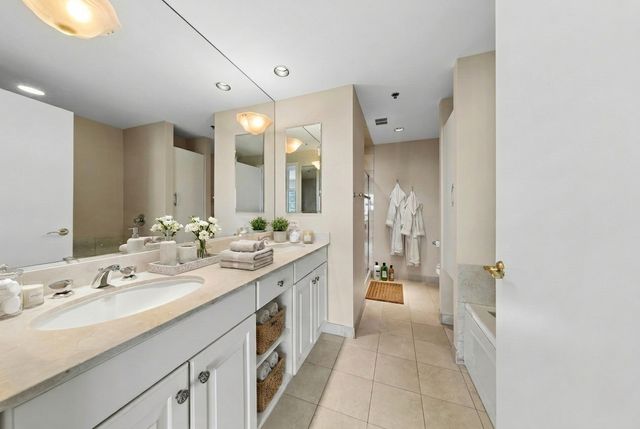57 E Delaware Place 3102, Chicago, IL 60611