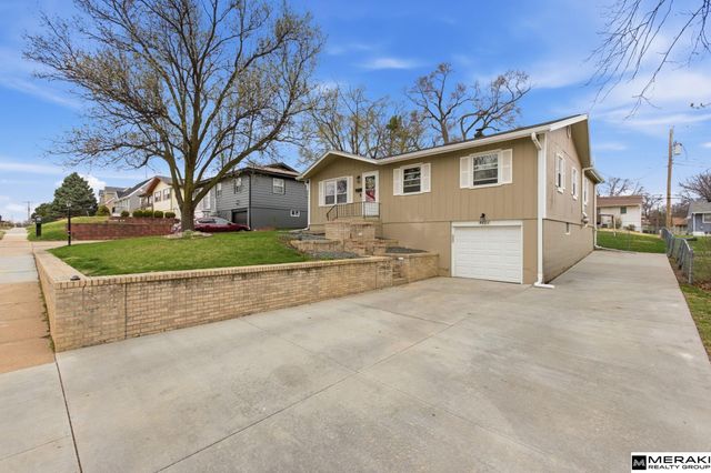 8222 Gold Street, Omaha, NE 68124