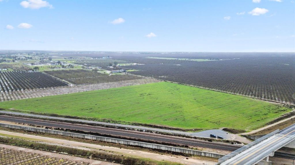 Image 4 of property listing at 0 Ave 15 Santa Fe Dr, Madera, CA 93636