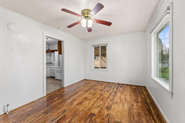 609 SE Riverside Avenue, Grants Pass, OR 97526