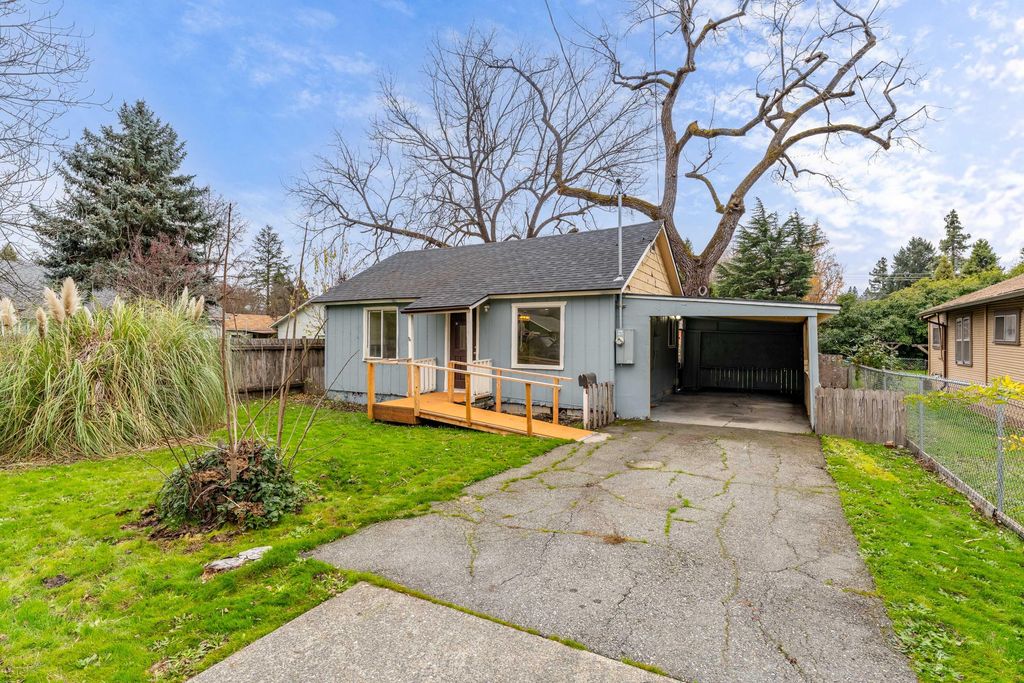 609 SE Riverside Avenue, Grants Pass, OR 97526