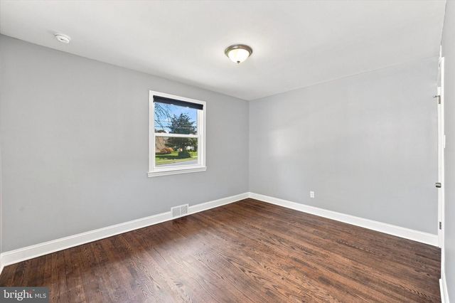 6 WYNDALE AVE, Maple Shade, NJ 08052