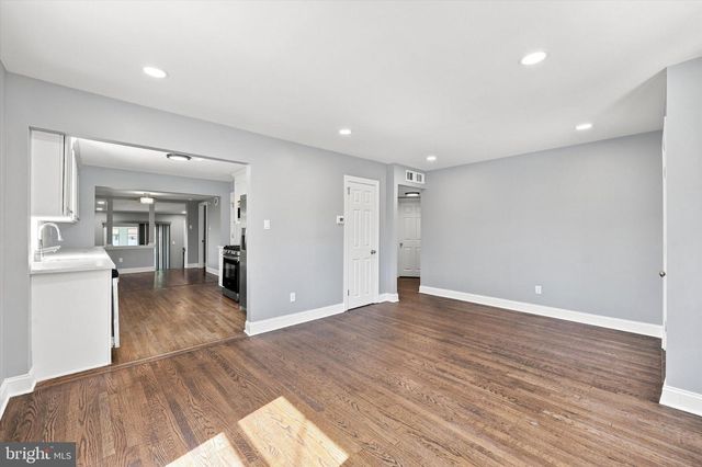6 WYNDALE AVE, Maple Shade, NJ 08052