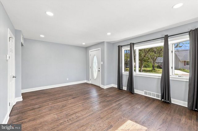 6 WYNDALE AVE, Maple Shade, NJ 08052