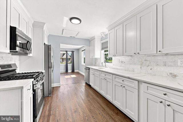 6 WYNDALE AVE, Maple Shade, NJ 08052