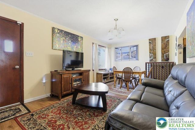 208 Shine Hill Road, Pocono Twp, PA 18332