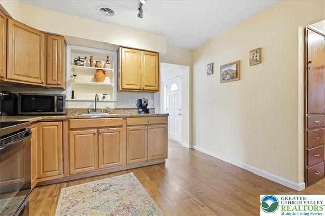 208 Shine Hill Road, Pocono Twp, PA 18332