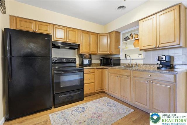 208 Shine Hill Road, Pocono Twp, PA 18332