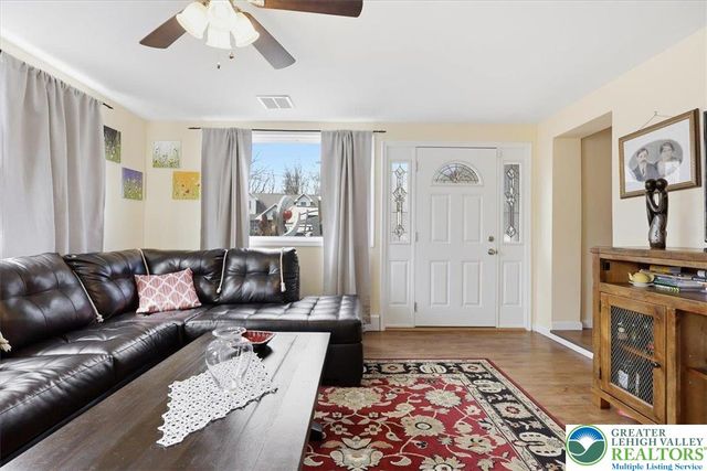 208 Shine Hill Road, Pocono Twp, PA 18332