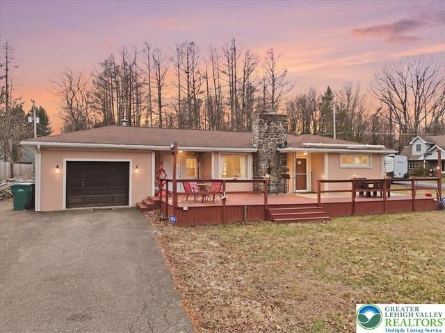 208 Shine Hill Road, Pocono Twp, PA 18332