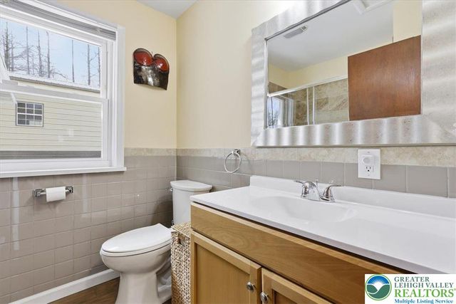 208 Shine Hill Road, Pocono Twp, PA 18332