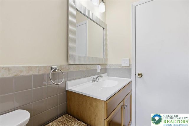 208 Shine Hill Road, Pocono Twp, PA 18332