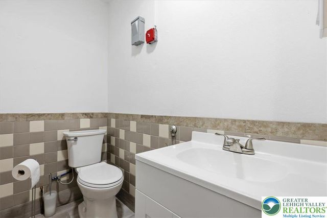 208 Shine Hill Road, Pocono Twp, PA 18332