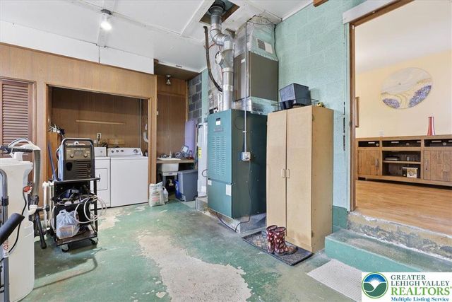 208 Shine Hill Road, Pocono Twp, PA 18332