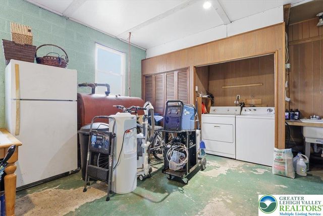 208 Shine Hill Road, Pocono Twp, PA 18332