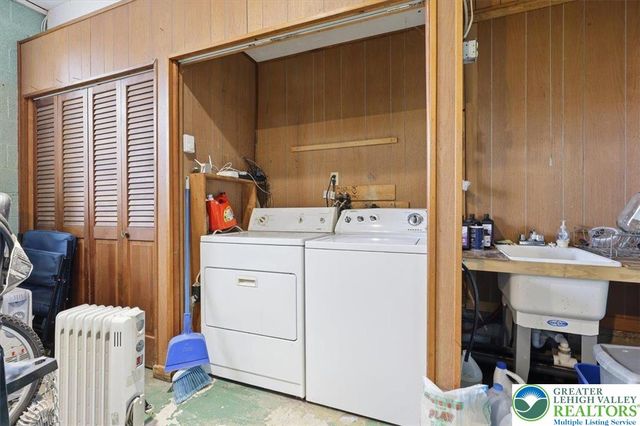 208 Shine Hill Road, Pocono Twp, PA 18332