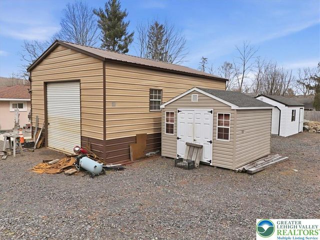 208 Shine Hill Road, Pocono Twp, PA 18332