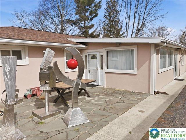 208 Shine Hill Road, Pocono Twp, PA 18332