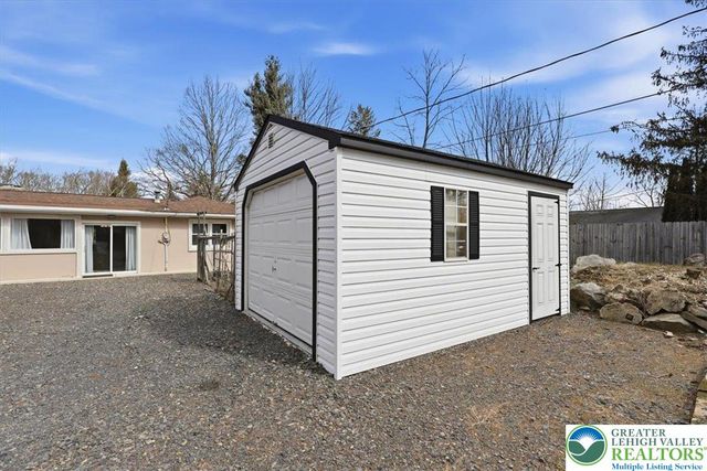 208 Shine Hill Road, Pocono Twp, PA 18332