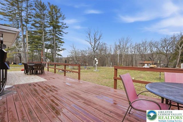 208 Shine Hill Road, Pocono Twp, PA 18332