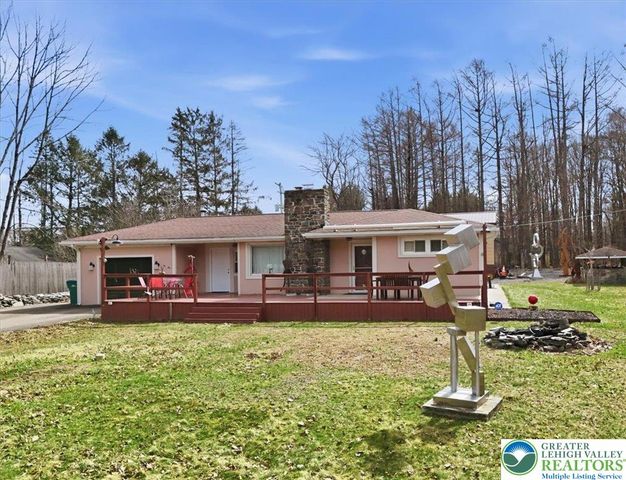 208 Shine Hill Road, Pocono Twp, PA 18332