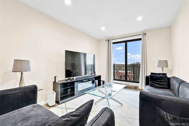 65-27 Roosevelt Ave, Woodside, NY 11377